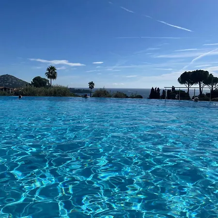 Апартаменты Village Cap Esterel, Piscine, Сен-Рафаэль